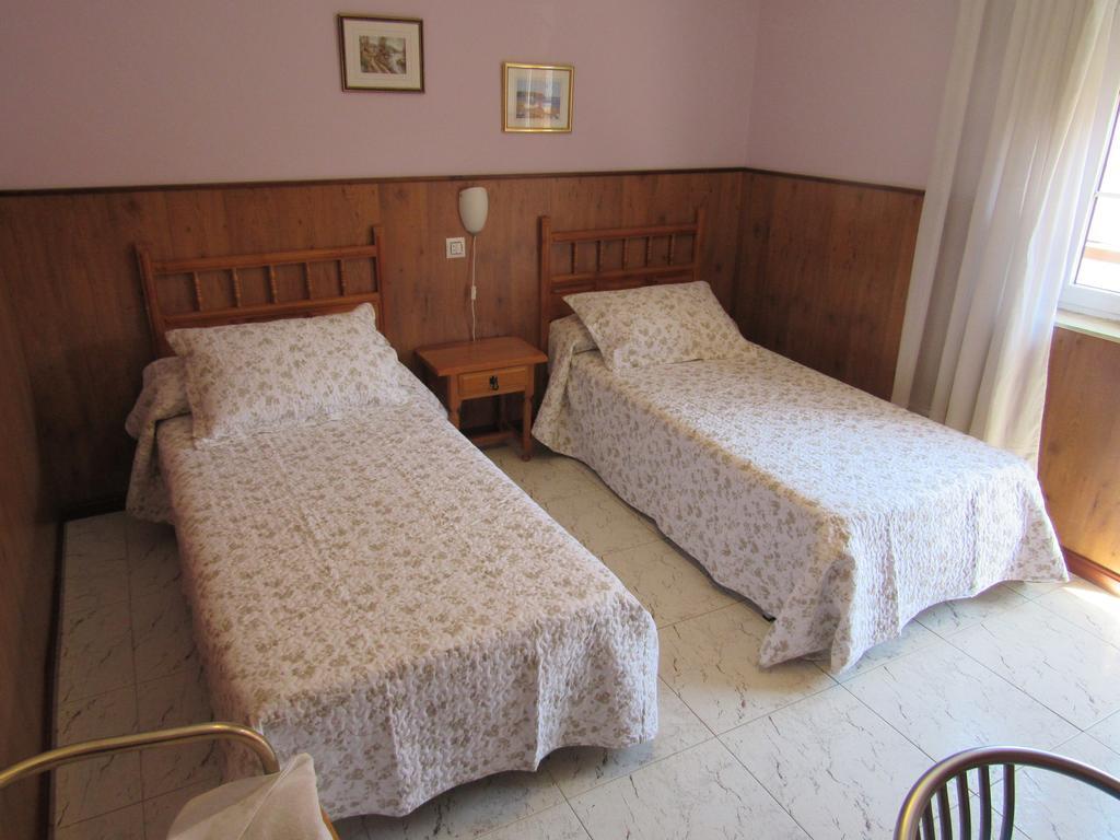 Hostal Restaurante El Abuelo Trobajo Del Camino Eksteriør bilde