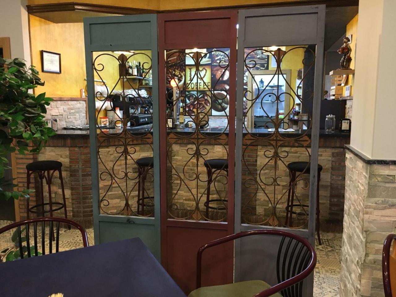 Hostal Restaurante El Abuelo Trobajo Del Camino Eksteriør bilde
